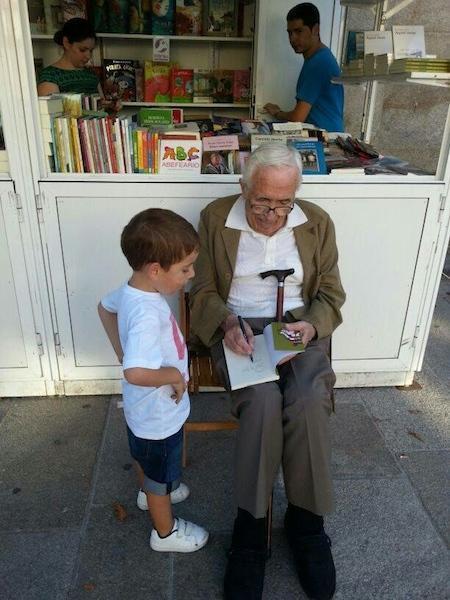 Xose-Neira-Vilas-asinando-libros-no-posto-da-Lus-do-Candil