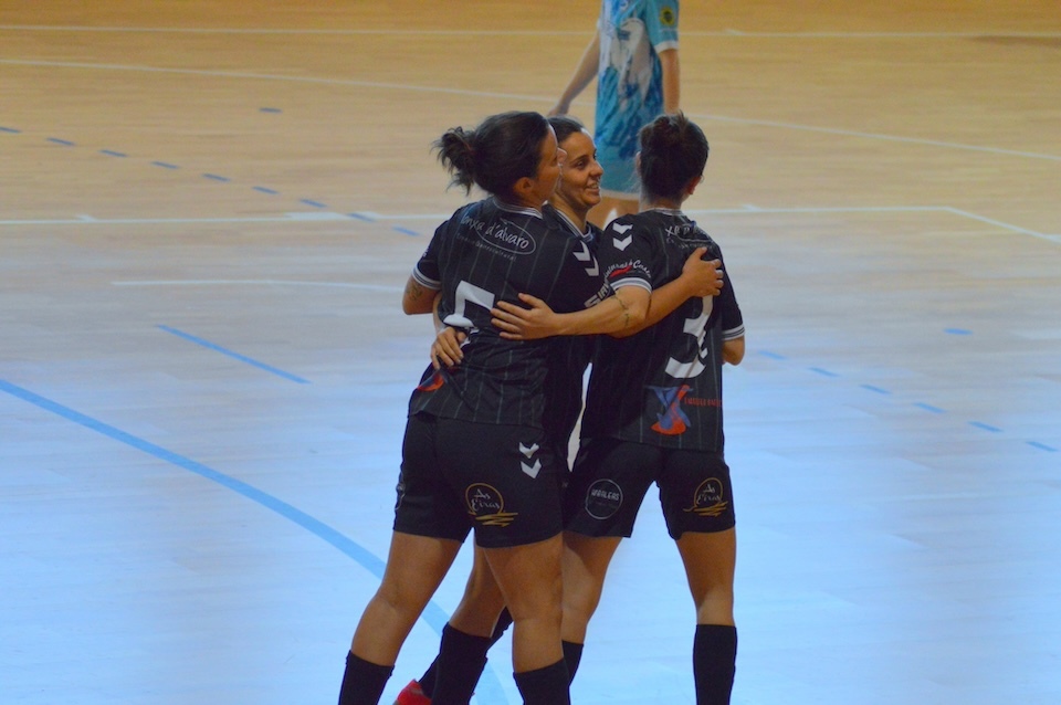 Xogadoras do Fisober celebrando un gol