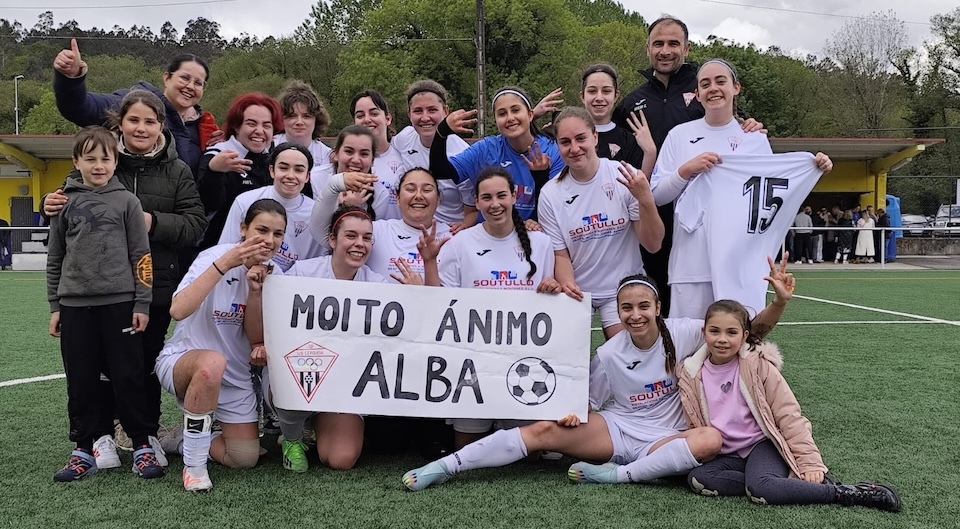 Xogadoras do UD Cerqueda dedicando a vitoria a Alba