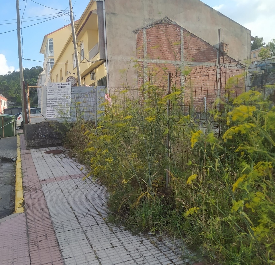 Obra no centro de laxe abandonada
