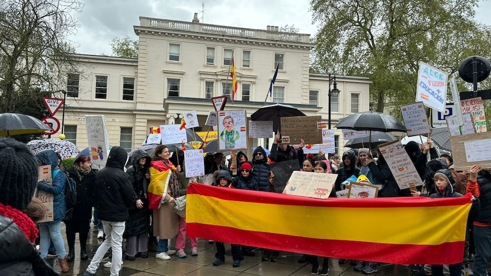 Non ao peche das Aula ALCE en Europa Alejandra-Concentracion en Londres