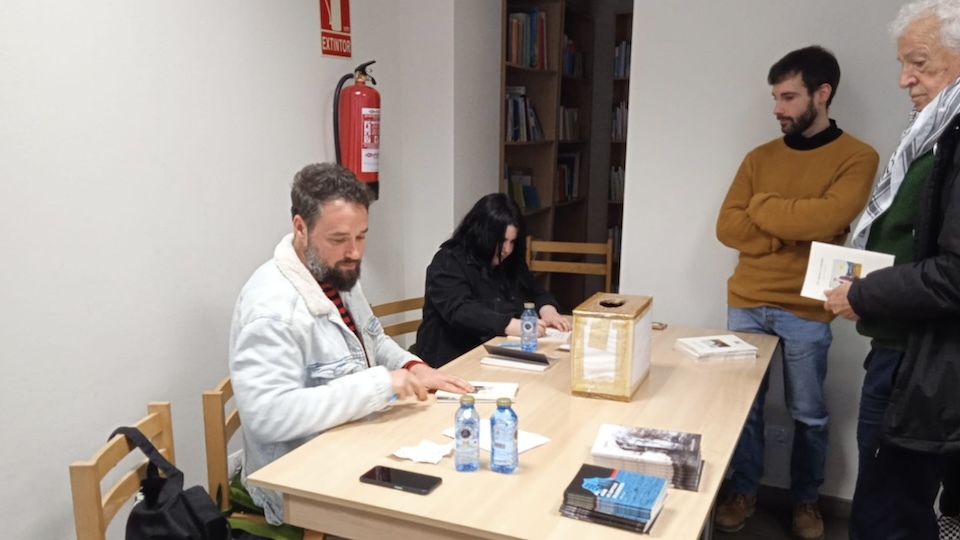Anton Recaman e Natalia Lema asinando libros en Brens