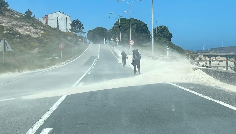 Area invadido a estrada na praia da cruz de Muxia