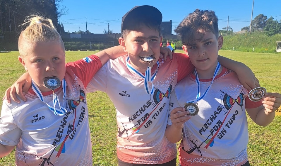 Cativada do Flechas por un tubo con premios