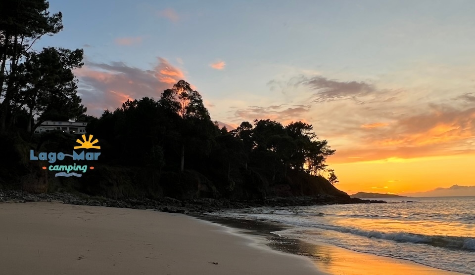 Praia do Lago Muxia co Camping Lago Mar enriba