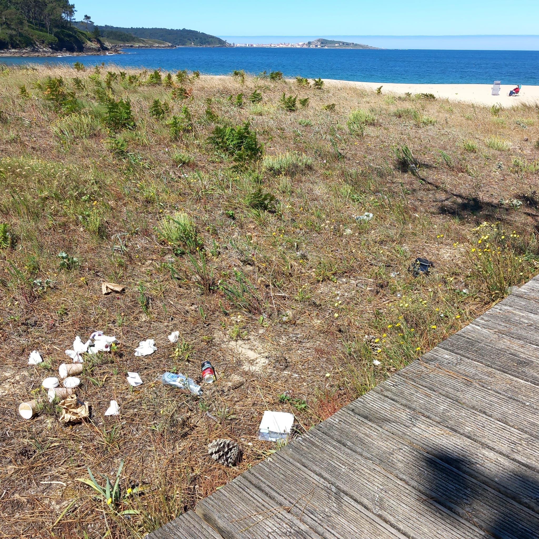 Lixo na praia do Lago Muxia en veran 2024