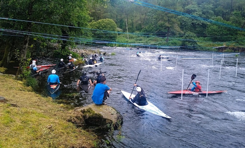 Campo de Slalom do Couquino con piraguistas de toda espana