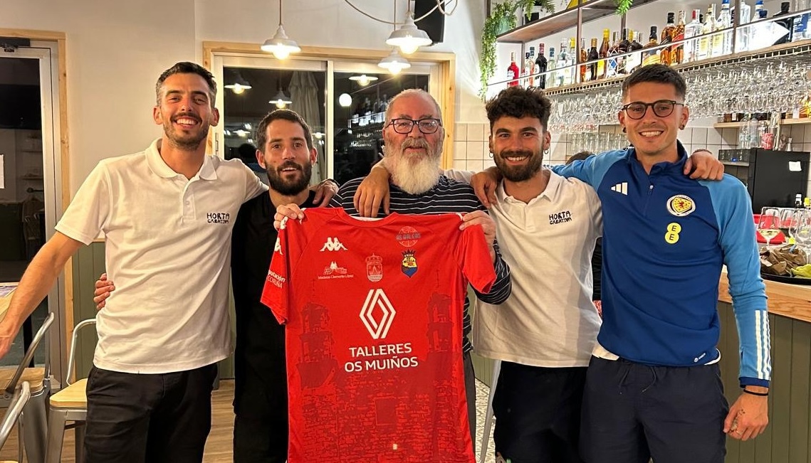 Rapaces muxians coa camiseta do Muxia CF