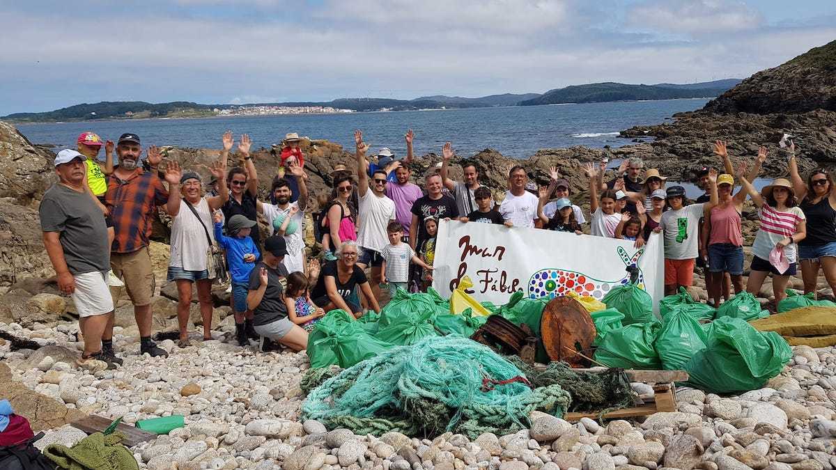 Mar de Fabula e Camping Lago Mar limpando un coido de Merexo