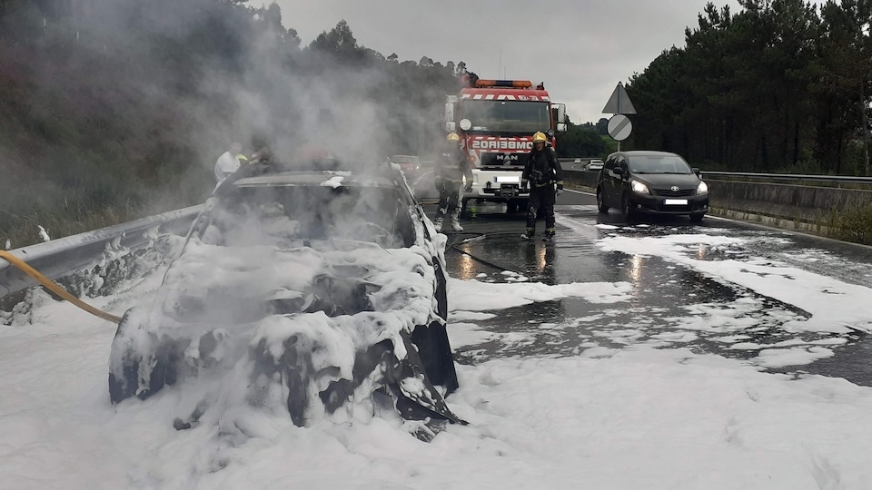 FOTO- Intervencion Carballo incendio coche autopista