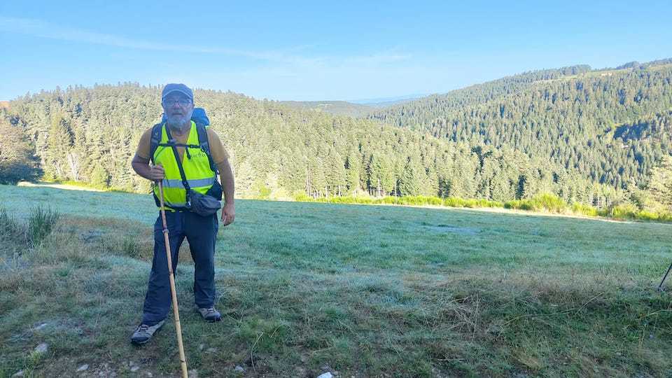 Manuel de Benedicto facendo o Camino regreso a Camarinas dende Suiza
