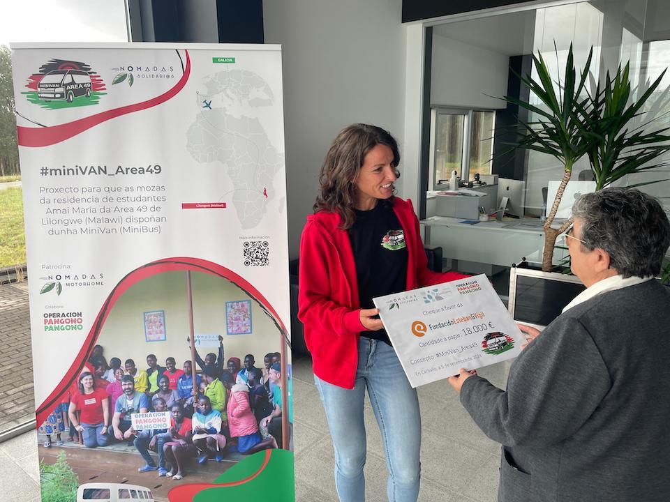 A Asociación Operación Pangono Pangono entregando a Maria Tersa Andrade