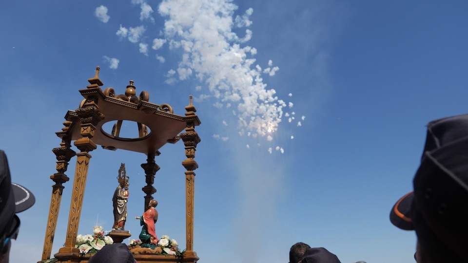 Traca de bombas en honor a la Virgen. Romería Virxe da Barca, 15 de septiembre de 2024. copia