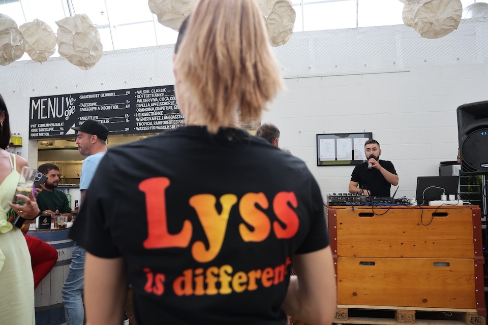 A primeira gran Sesión Vermú no Centro Español Lyss con DJ Rokiño