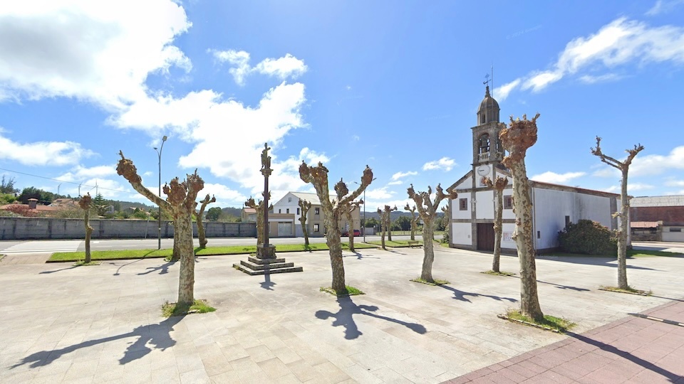 Praza do Cruceiro de Agualada-Coristanco