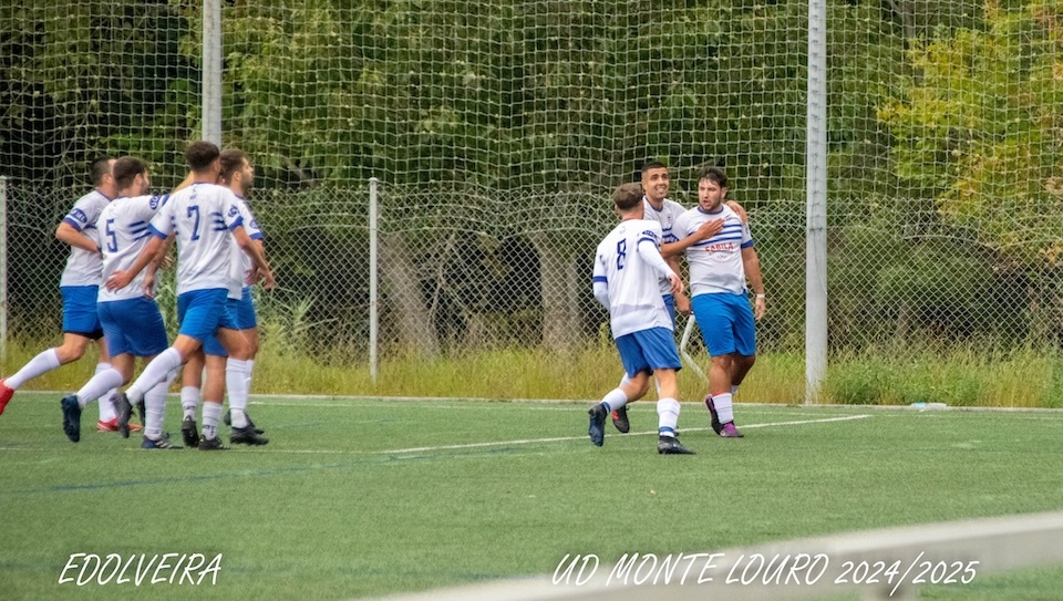 Monte Louro celebando un gol ao Baio