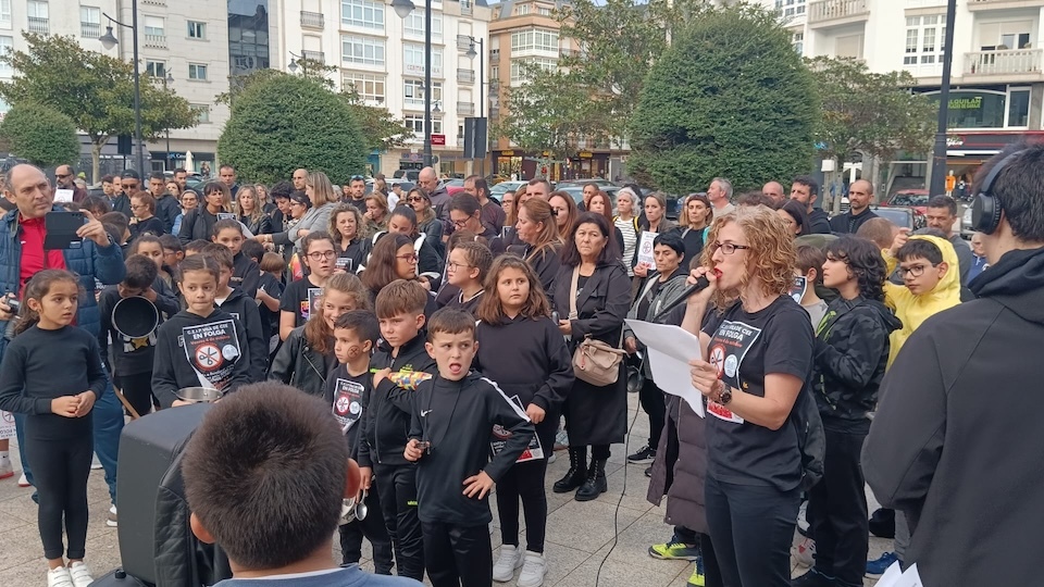 Concentracion contra os recortes no ensino en Cee 2