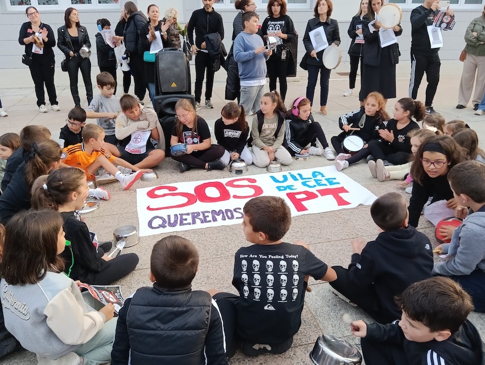 Concentracion contra os recortes no ensino en Cee 3