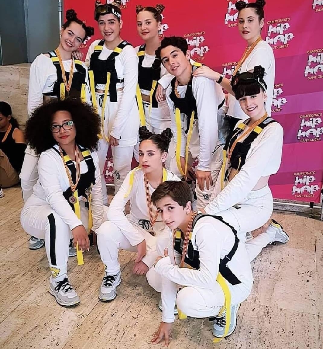 Itzel Walche co seu grupo de street dance de barcelona