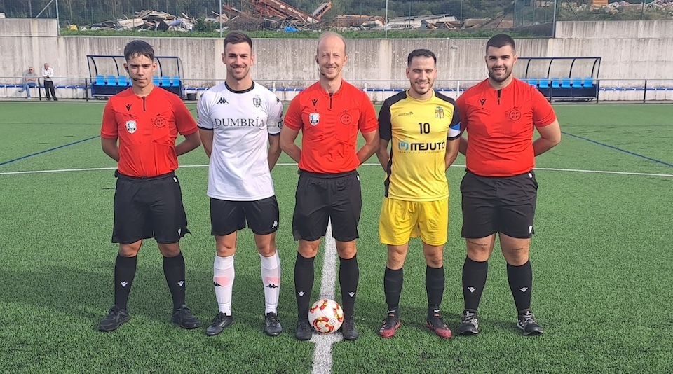 Kanario e o capi do Agolada cos colexiados Tiago Alonso, David Castreje e Manuel Rod. Rojo