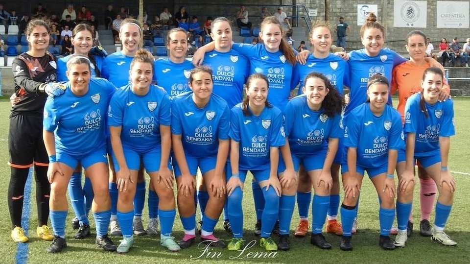 Plantel do Corme CF feminino no Cairo-Foto-Fin Lema