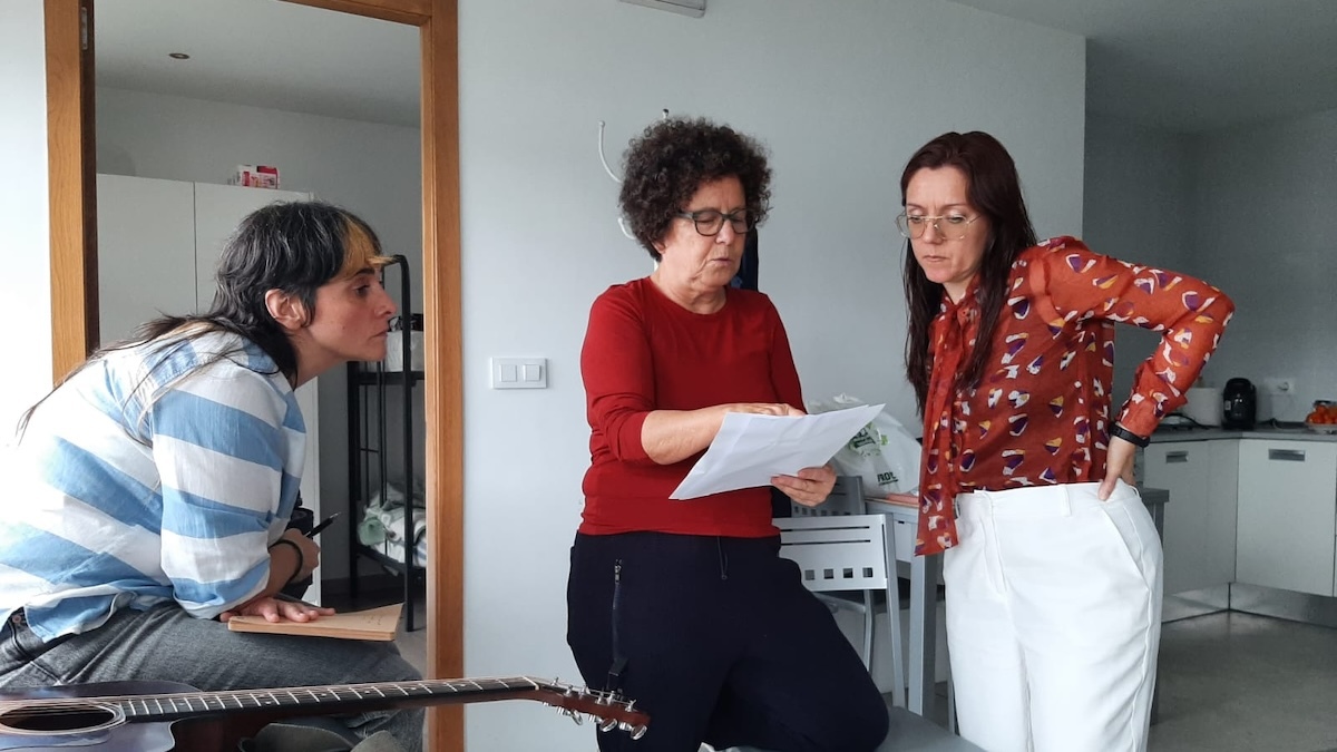 Lucia Aldao Cecilia Barriga e Gema Roman preparando o Canta Galega Berra de Corcubion