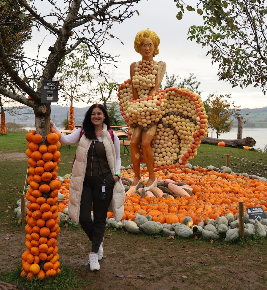 Alejandra Plaza na granxa Seegräben de Suiza polo Samain cinefilo