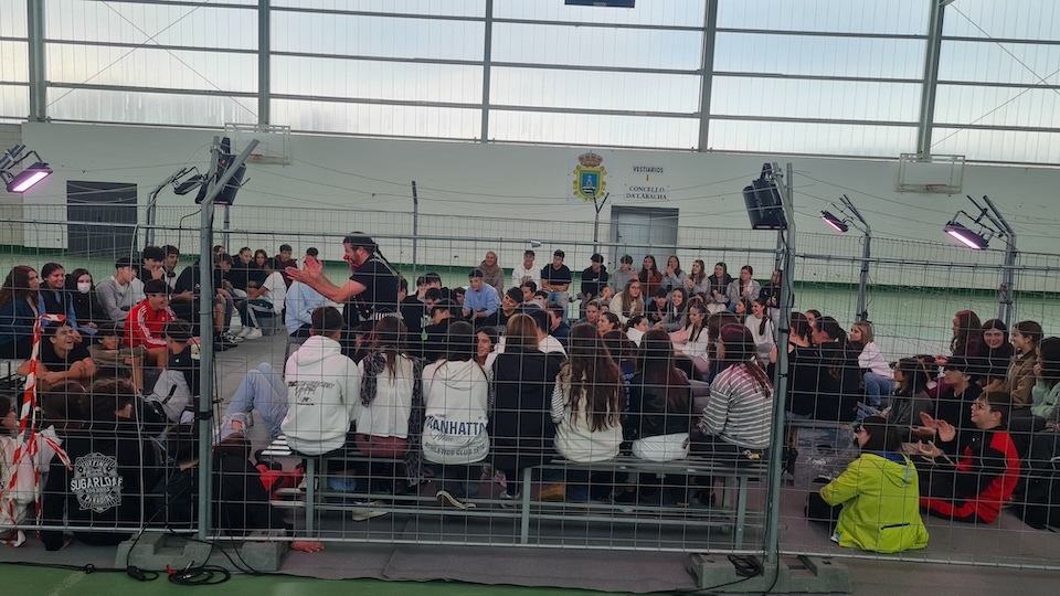 Via Morta-Obra teatro Fondo Galego no IES Agra de Leborís sobre Palestina