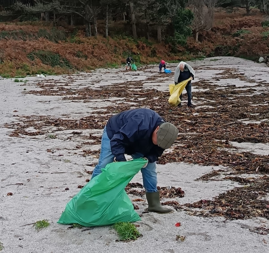 Limpeza de mar de fabula en Camarinas