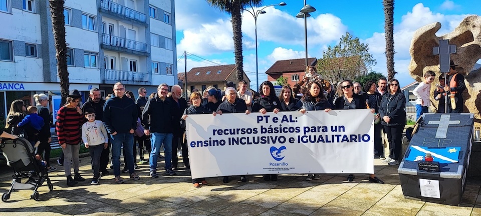 Manifestacion de luto contra os recortes en Carnota