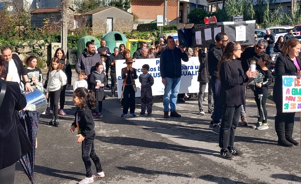 Manifestacion de luto contra os recortes en Carnota 4