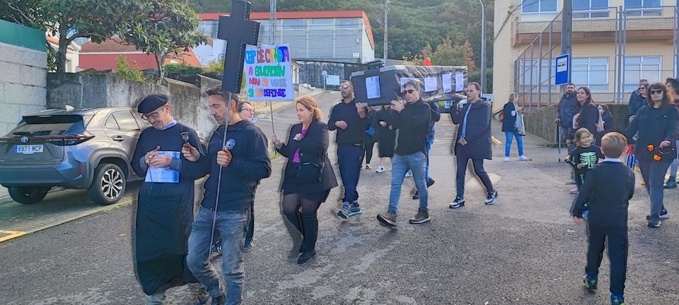 Manifestacion de luto contra os recortes en Carnota 2