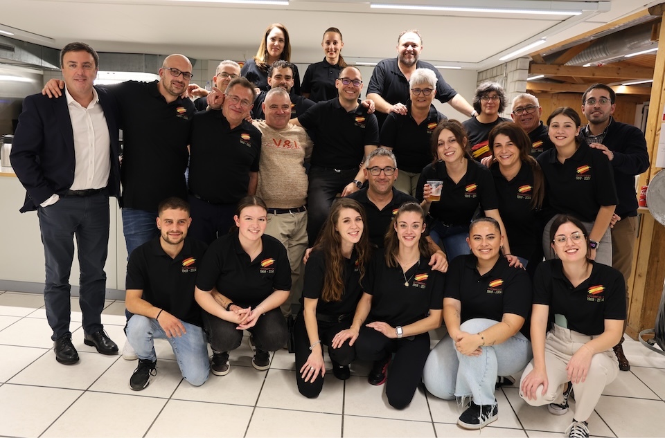 presidente Deputación A Coruña, presidente y miembros directiva y sociedad del centro español de Lyss y el alcalde de Santa Comba