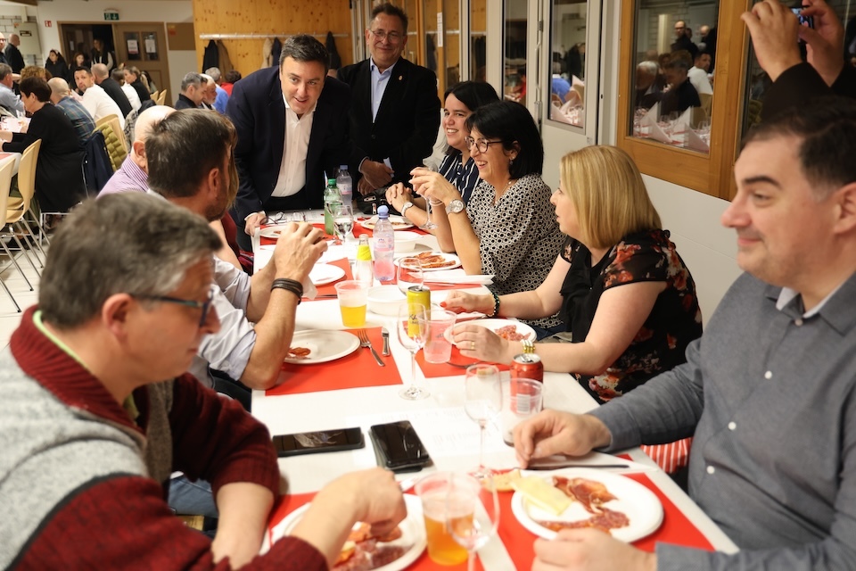 Presidente Deputación A Coruña y José Otero, presidente Centro español, saludando al Grupo Galiza Celta de Delémont que asistió al 55 aniversario