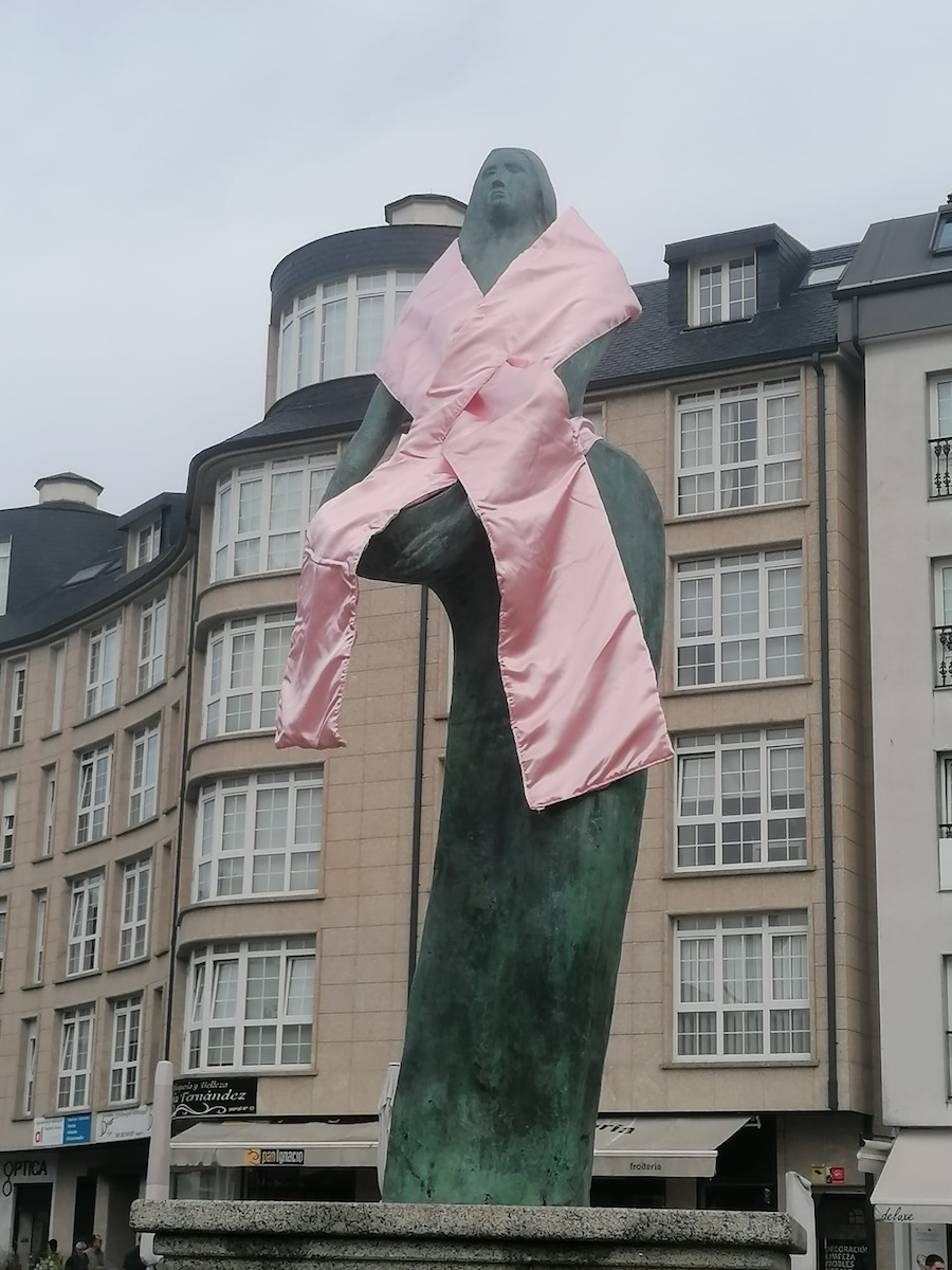 Estatua Praza 8 de marzo de Cee co Lazo rosa 2024