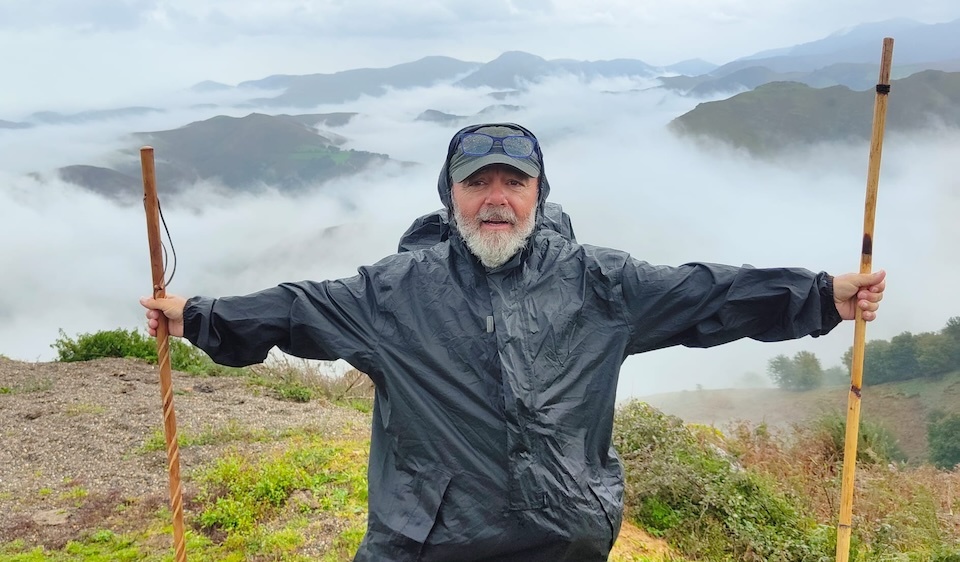 Manuel Tajes con sus dos bastones copia