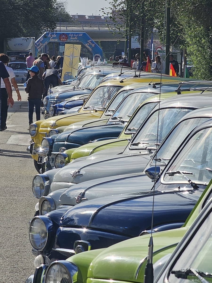 Concentracion de Seat 600 en Sevilla