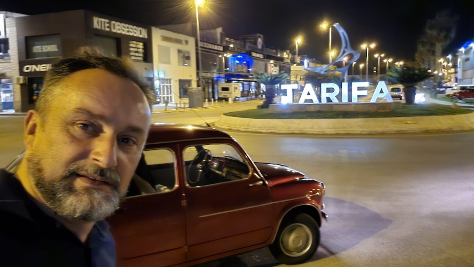 Eloi Farina en Tarifa co seu seat 800