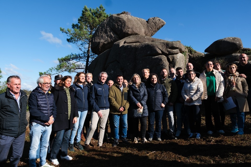 O presidente da Xunta de Galicia, Alfonso Rueda, acompañado pola conselleira de Medio Ambiente e Cambio Climático, Ángeles Vázquez, visita os Penedos de Pasarela e Traba, con motivo da aprobación do Plan de xestión da paisaxe protexida dos mesmos. Laxe, 13/11/24.