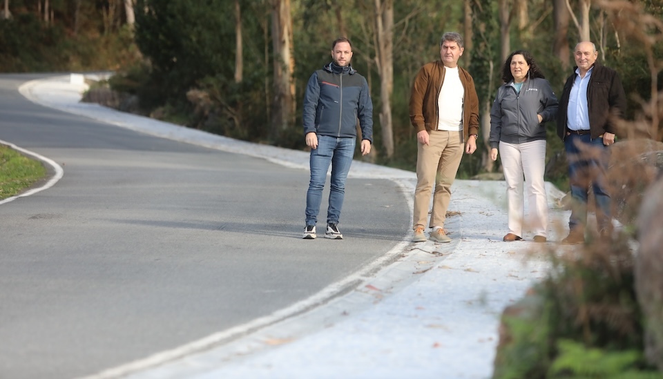 A delegada Belen Docampo cos responsables de Dumbria