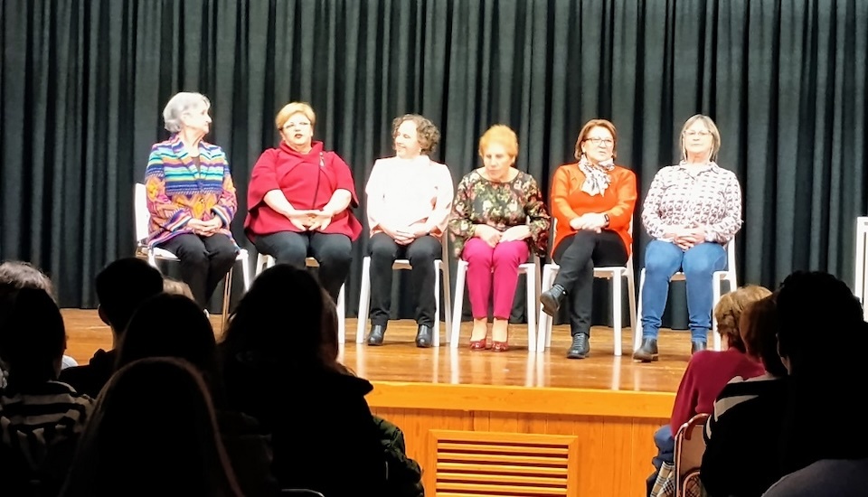 Avoas de Laxe celebrando o 25N no IES de Baio Teatro