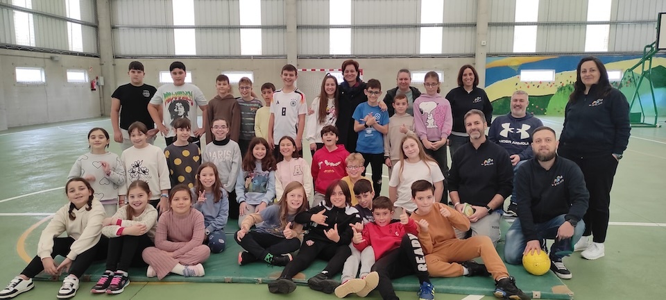 Foto de familia de Un Paso máis co colexio de Carballo