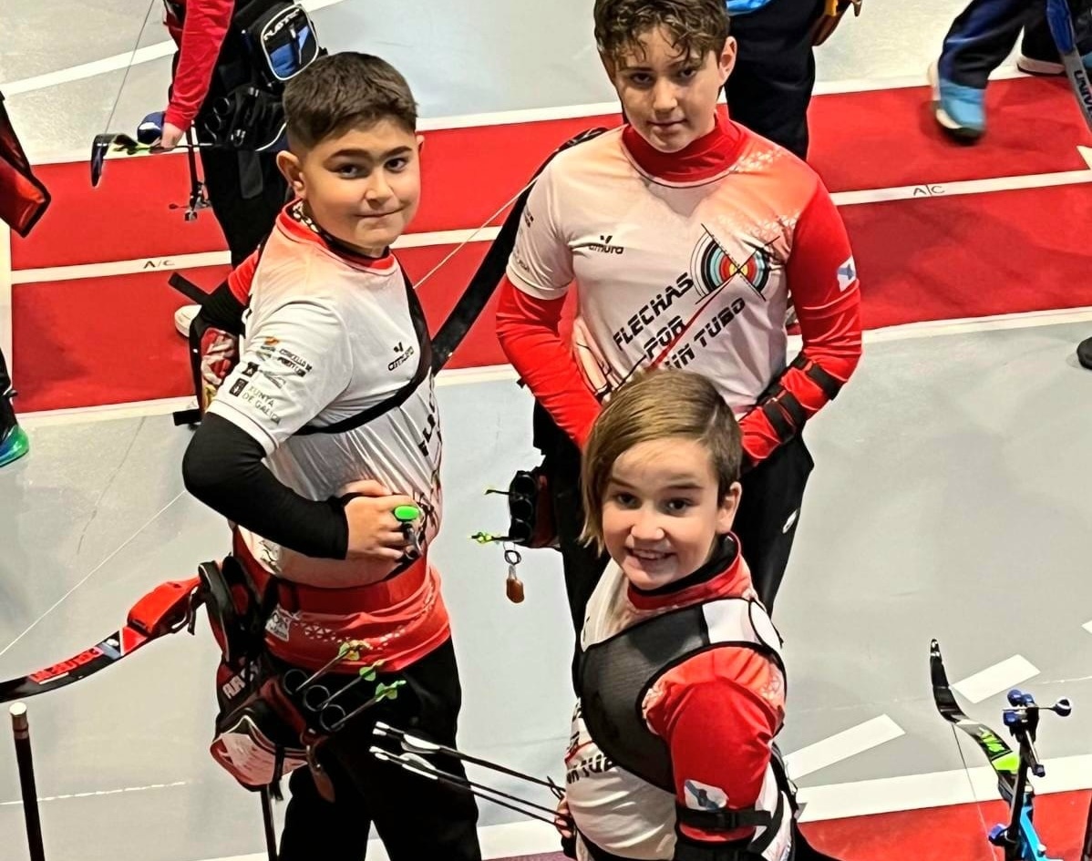 Pequearqueiros do Club Flechas por un tubo Tiro con arco