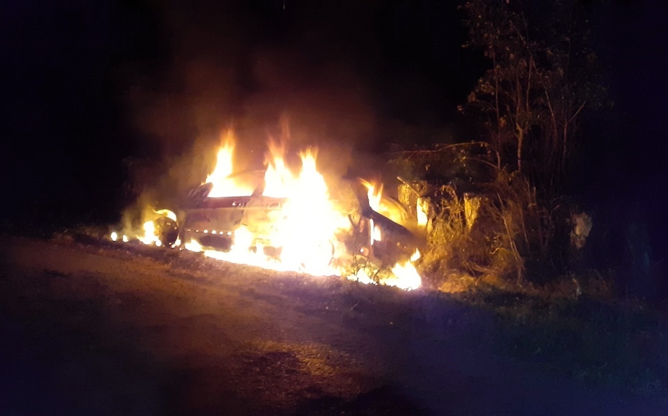 Vehículo incendiado na Laracha 1