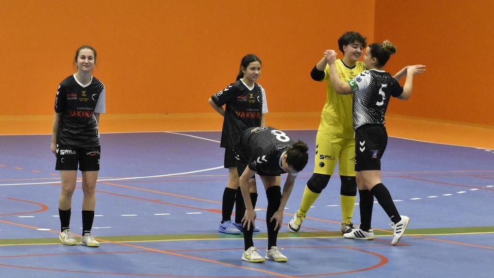 Xogadoras do Fisober celebrando un gol