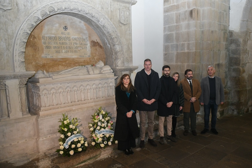 O conselleiro de Cultura, Lingua e Xuventude, José López Campos, acompañado polo secretario xeral da Lingua, Valentín García, participa nos actos de homenaxe polo 125 cabodano do escritor Alfredo Brañas.