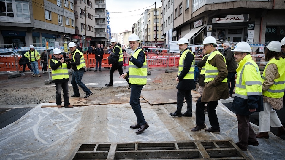 O presidente da Xunta de Galicia, Alfonso Rueda, acompañado da conselleira de Medio Ambiente e Cambio Climático, Ánxeles Vázquez, visita as obras para redución do risco de inundacións no municipio. Carballo, 25/03/25.