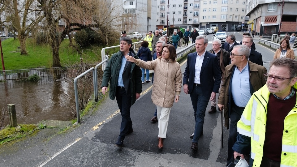 O presidente da Xunta de Galicia, Alfonso Rueda, acompañado da conselleira de Medio Ambiente e Cambio Climático, Ánxeles Vázquez, visita as obras para redución do risco de inundacións no municipio. Carballo, 25/03/25.