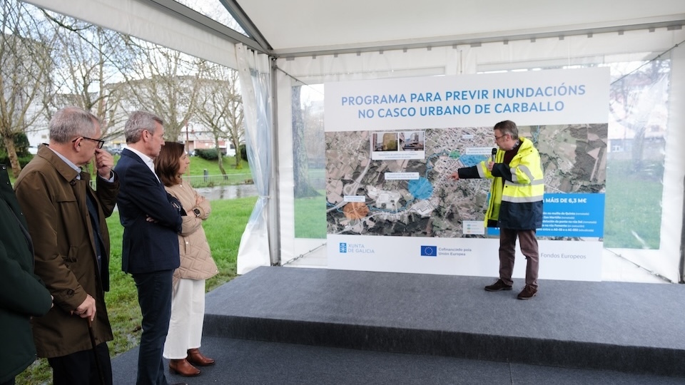O presidente da Xunta de Galicia, Alfonso Rueda, acompañado da conselleira de Medio Ambiente e Cambio Climático, Ánxeles Vázquez, visita as obras para redución do risco de inundacións no municipio. Carballo, 25/03/25.