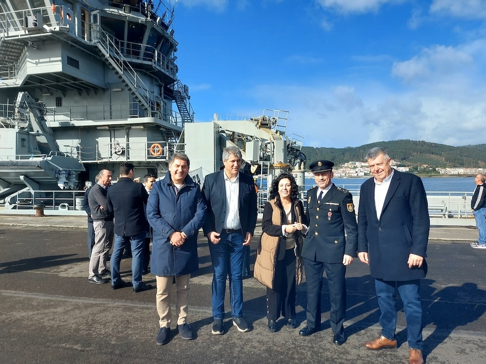 Alcaldes co Buque Carnota en Brens